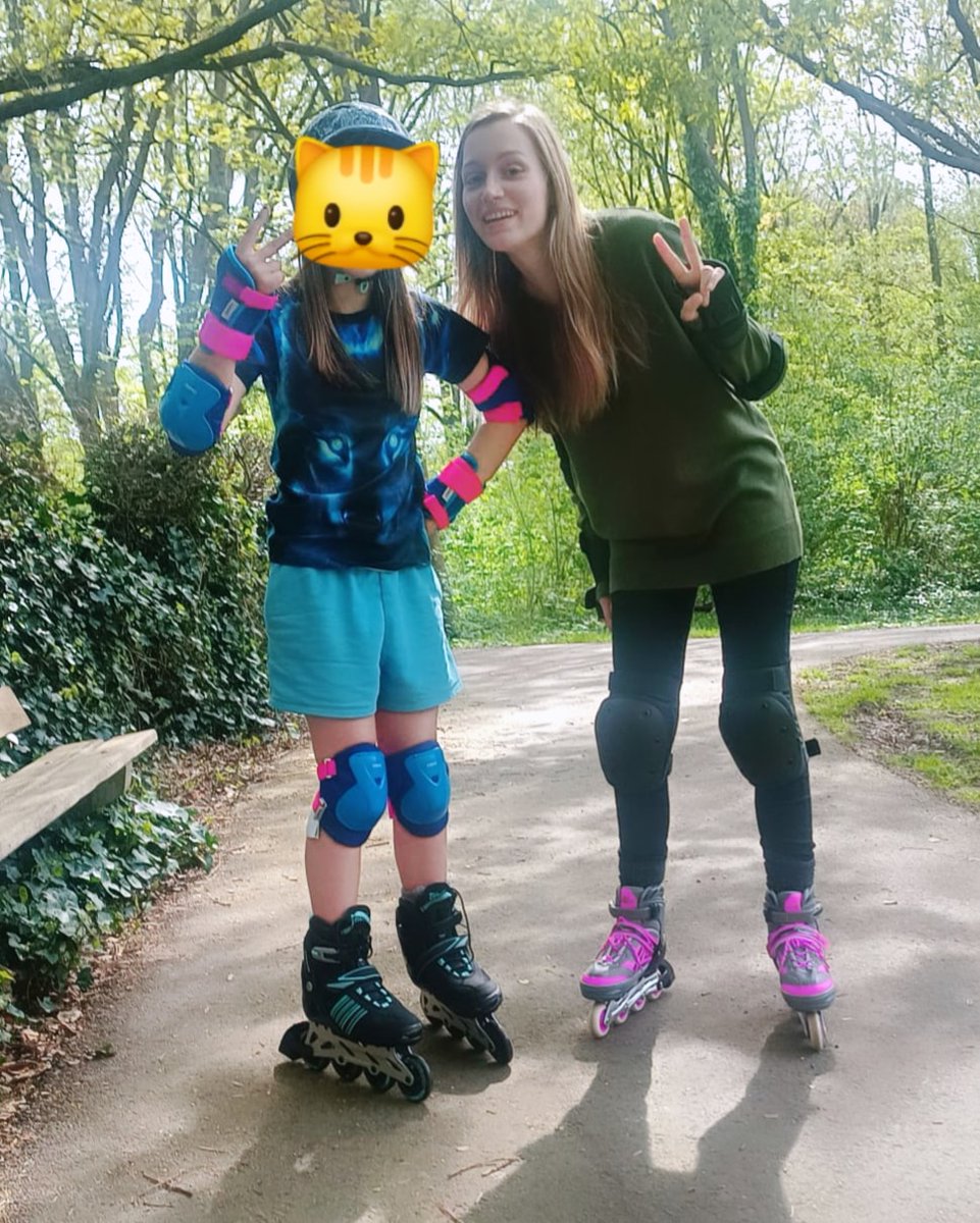 Trying to enjoy the small things every time I visit the family: Today I taught my niece how to skate! (and to the person who commented 'you look tired' on FB: yeah..)