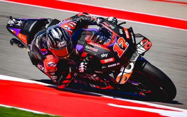 Super victory nella gara sprint in USA 🇺🇸 nella @MotoGP per #Maverickvinales e @ApriliaOfficial podio tutto spagnolo con @marcmarquez93 #Jorgemartin Ma bella la premiazione alla americana sul palco rock’n’roll!! #circuitoftheamericas #Motogp #Usa #AmericasGP #Aprilia #Sprintrace