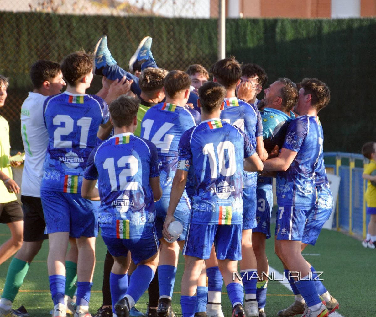 El juvenil A que se enfrentaba al CD Lonchu en San Jose, partido con el que nuestros azulillos se proclamaron 𝒄𝒂𝒎𝒑𝒆𝒐𝒏𝒆𝒔 𝒅𝒆 𝒍𝒊𝒈𝒂 tras vencer por 1-7 en otro gran partido del equipo. Enhorabuena a todos los jugadores y cuerpo técnico por ese campeonato conseguido.