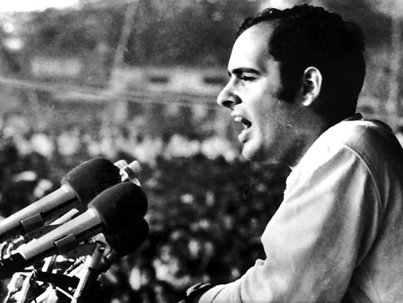 A Politician who was once more powerful than the Prime Minister 
Want to know more about him? 
Read my latest blog: 'The Ascendancy of Sanjay Gandhi'

#LokSabhaElections2024 
#VarunGandhi 
#manekagandhi 
#Congress 
#AmbedkarJayanti2024
#IPL2024 
#MIvsCSK

politicaldiscours.blogspot.com/2024/04/the-as…