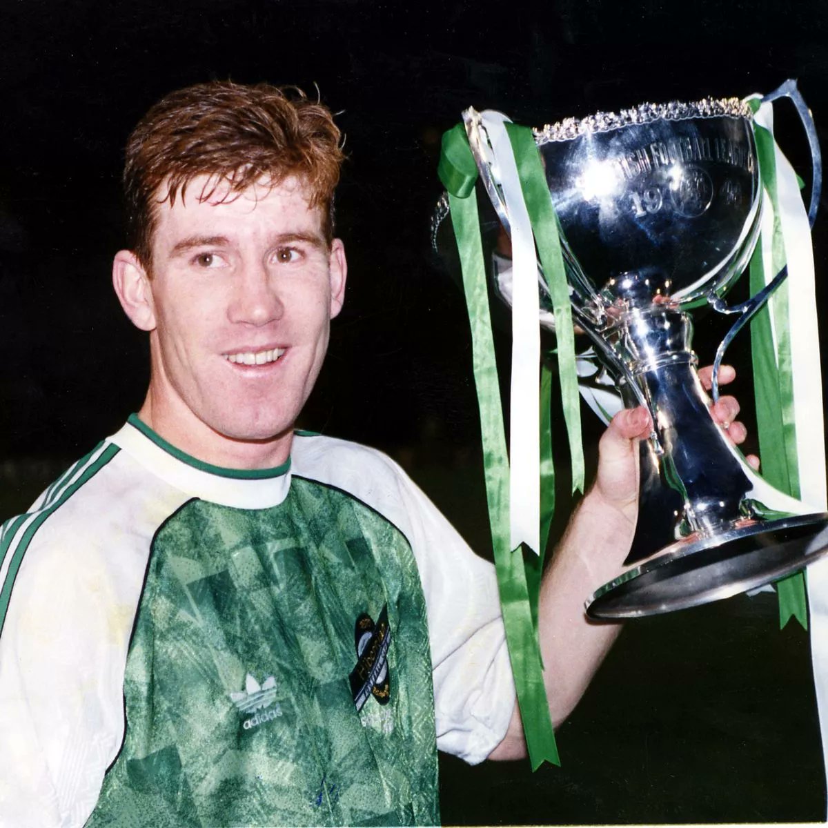 Keith Wright with the League Cup in 1991 @HibernianRetro @SimonPia1 @KM1875 @21_dougie