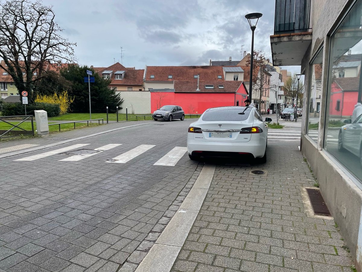 «Warnings d’immunité !»

📍 Route de Mittelhausbergen

R417-11 Stationnement très gênant, amende de 4ème classe, 135€

#GCUM #Cronenbourg #Strasbourg #ImpunitéAutomobile