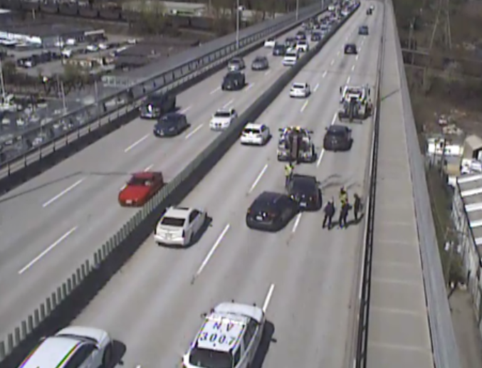 ⚠REMINDER - #BCHwy1 #IronworkersMemorialBridge westbound vehicle incident midspan blocking the centre & right lane. Expect major delays. Crews on scene. drivebc.ca/mobile/pub/eve… #NorthVan #WestVan #Vancouver