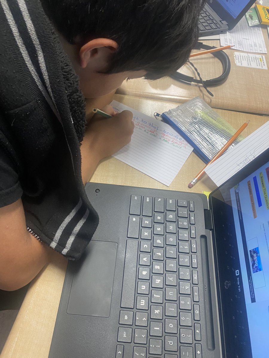 innov8educator's tweet image. Scholars using the RACE strategy while constructing their responses! @HoustonISD @RevereMS_HISD #readinglanguagearts #6thgradeELA