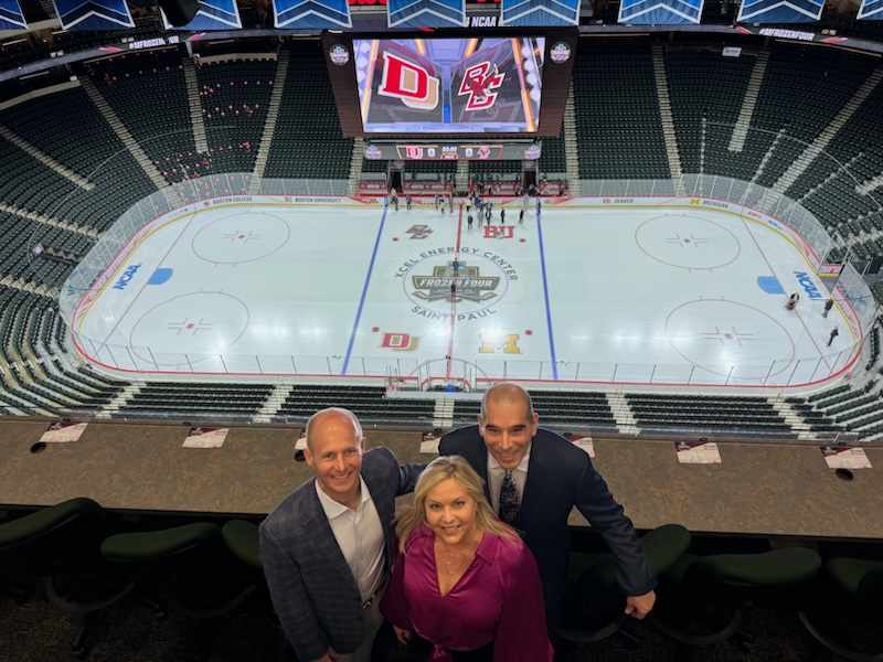 🚨NATIONAL TITLE NIGHT IN ST. PAUL🚨 6:00 PM EST Puck Drop 🏒 🏒: @DU_Hockey vs. @BC_MHockey 🗣️: @BTrippTweets & @DStarmanHockey with @ShireenRinkside 📻: Affiliates 🖥️: WestwoodOneSports.com/NCAAPlayer 📱: @Varsity and @tunein WWO Sports A 🔊: 'Alexa, open Westwood One Sports!'