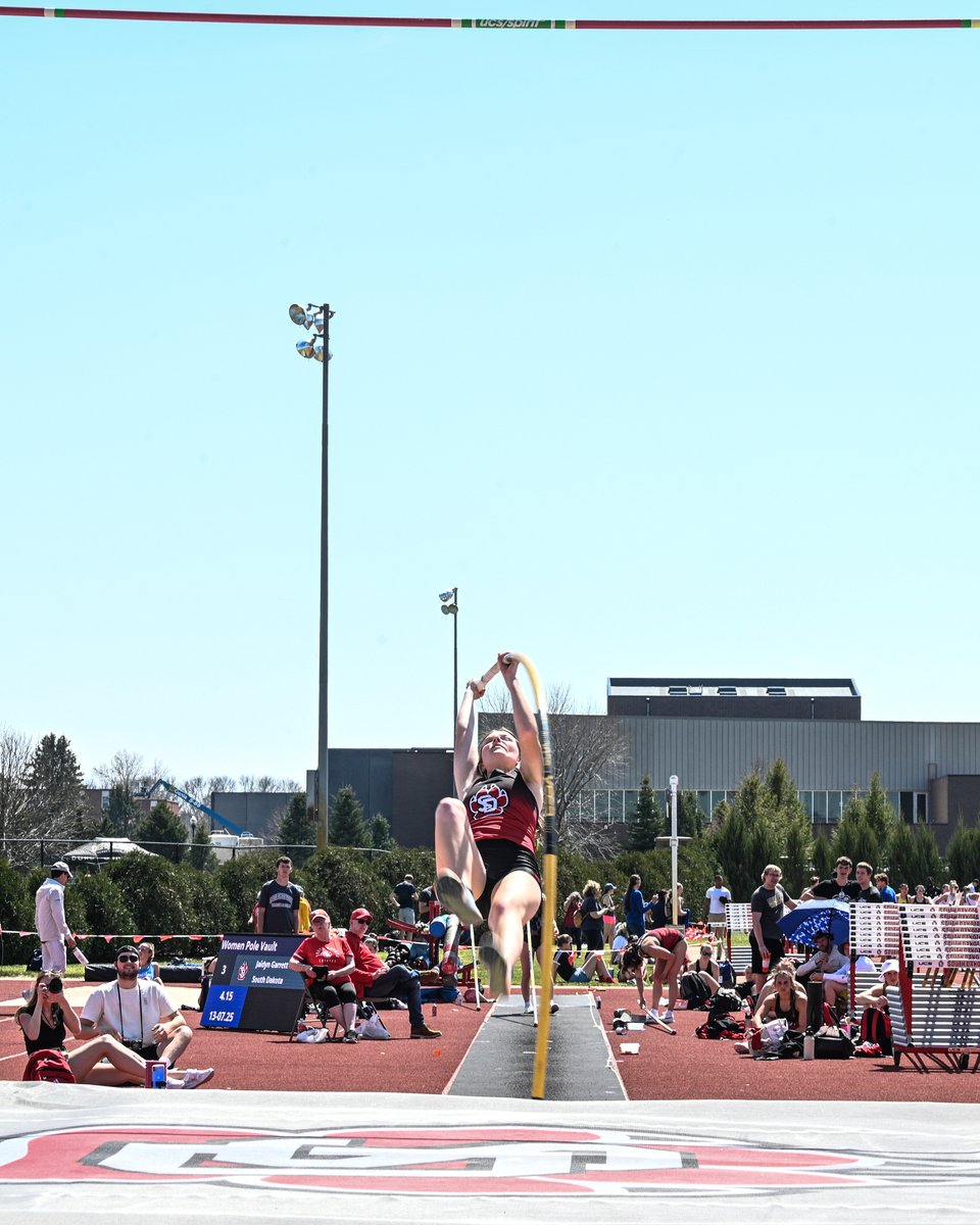 Garrett is the top collegiate in the women's pole vault, taking fourth overall in 13-7 ¼ (4.15m).

#GoYotes x #WeAreSouthDakota 🐾