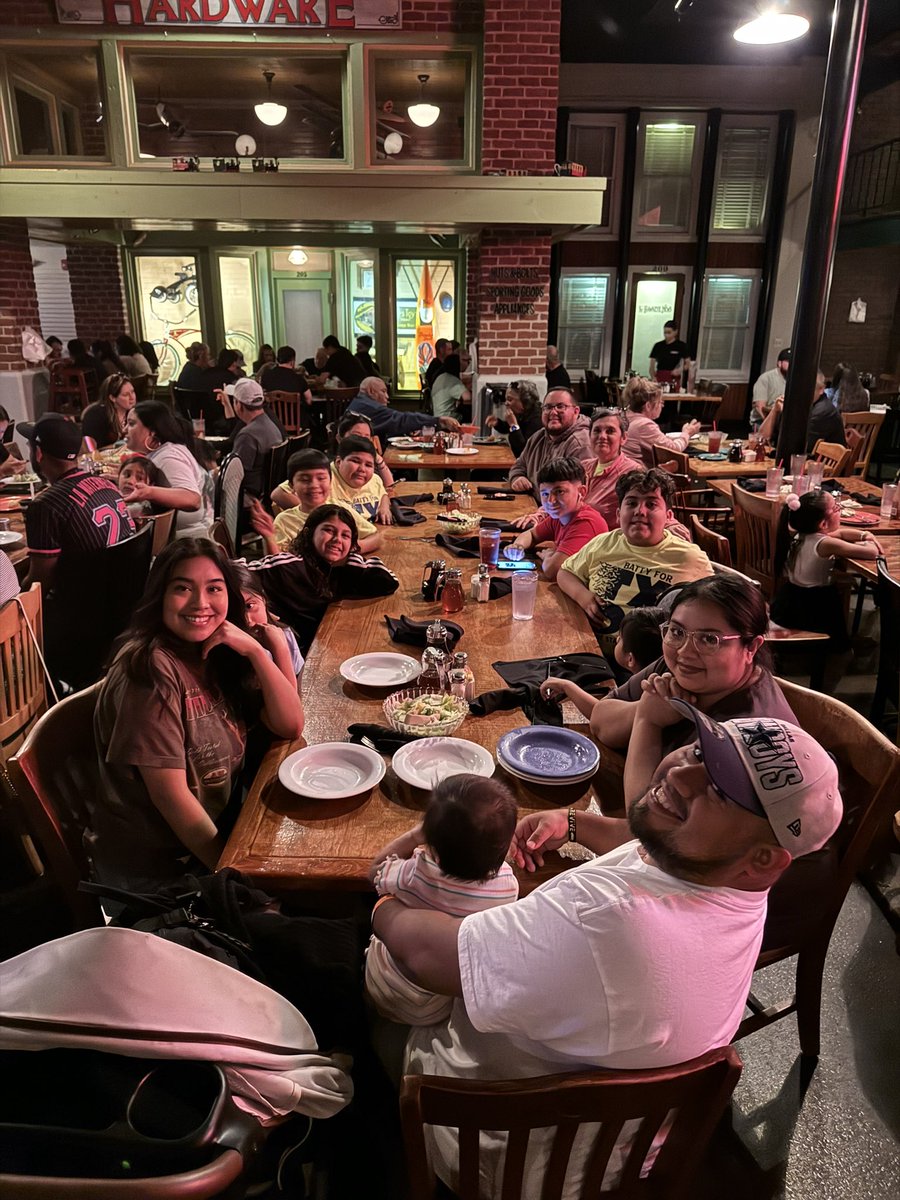 Dinner time! And then the awards ceremony. Our scholars have had an incredible experience in Arlington. Thank you to parents, DI coaches, chaperones and Wendy! @EISDofSA @DrH_OnTheEdge @philrchavez @robert_basurto @WendyDay17 @LBJelem @StaffordEISD