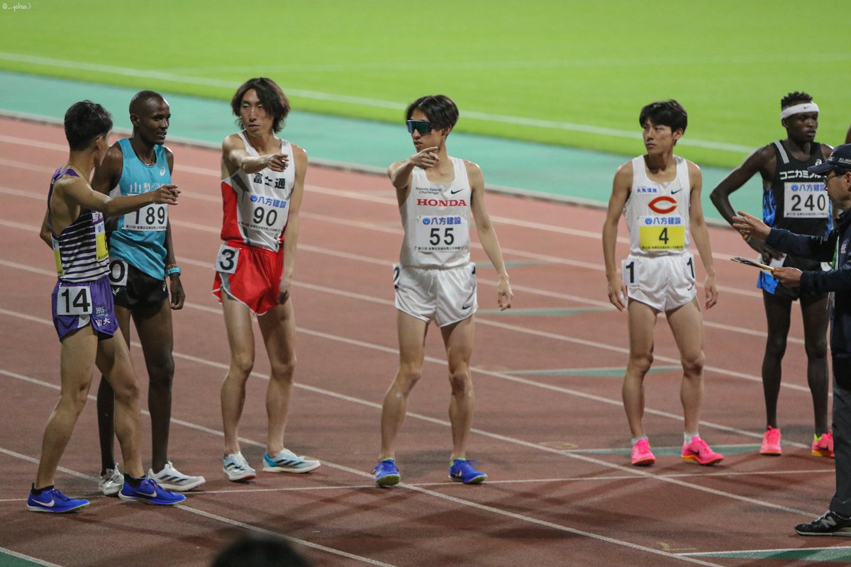 _ychuo's tweet photo. みんなして山学の選手にあっちだよ！って指さしている図が金栗おもしろハイライト https://t.co/FaVtMULPxq