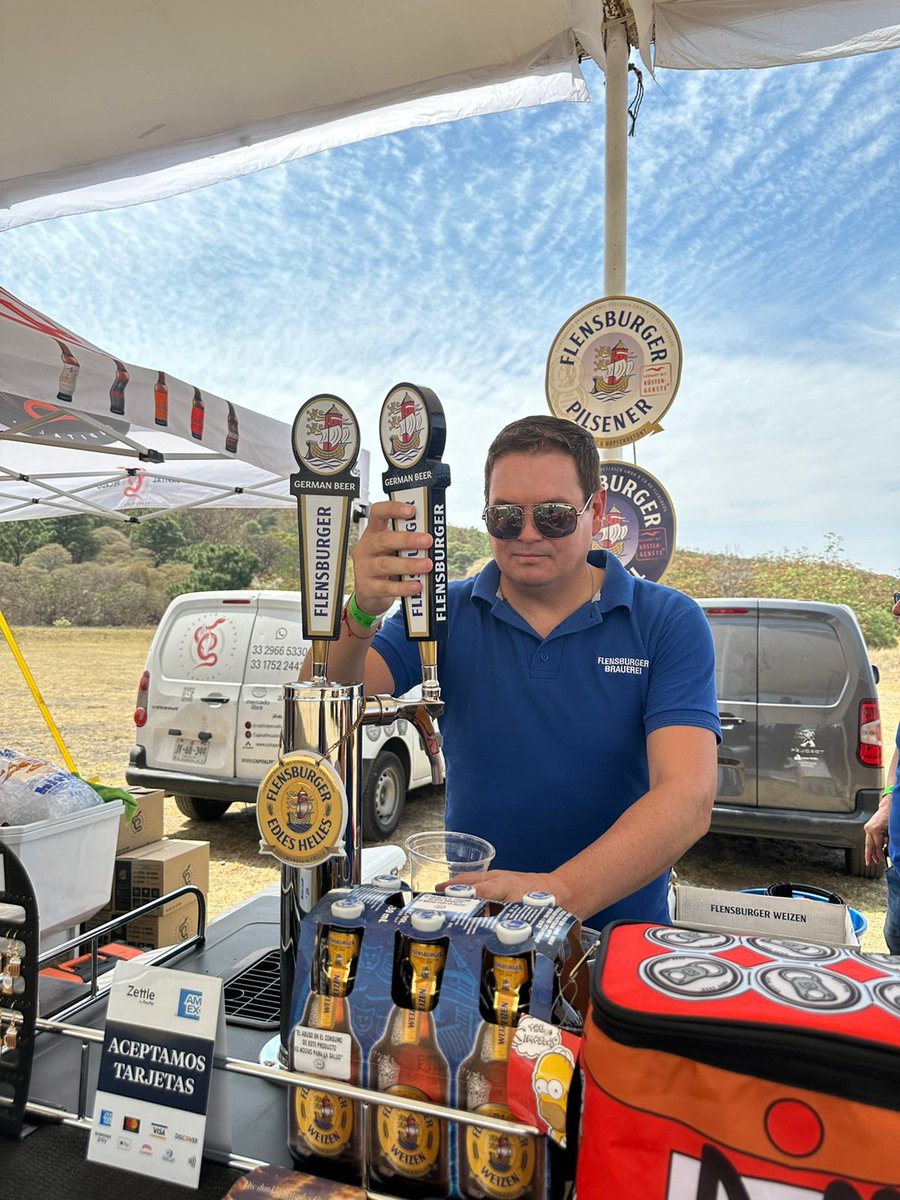 LaParkis's tweet photo. Beer Check ... Listos en el #FestivalDeLaCerveza para quien quiera darme un beso en la boca 😘 en la pradera del estadio Akron.
#Flens #Guadalajara https://t.co/892k2PNMQ4