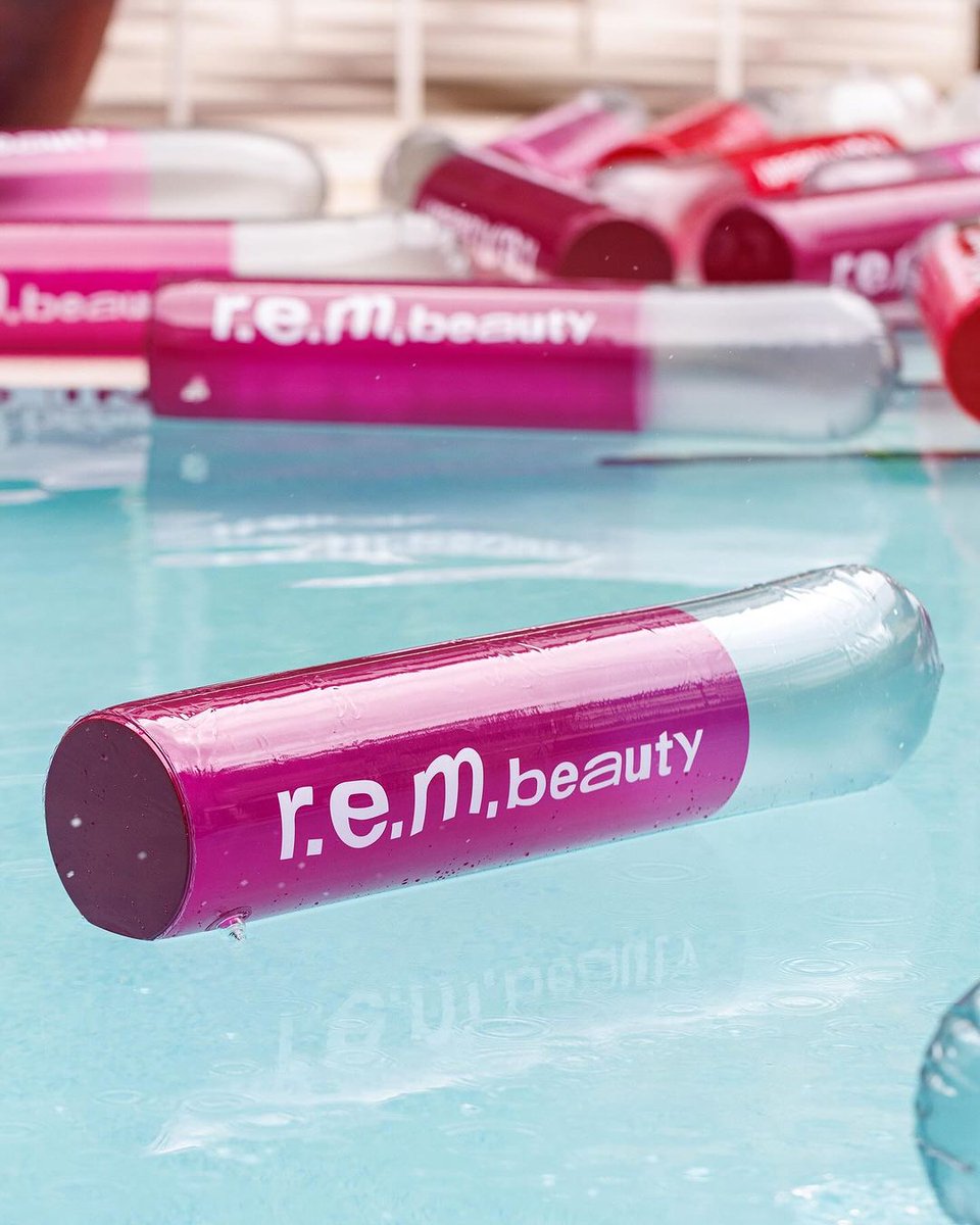 TheSelrianaG's tweet image. 📲 @rembeauty had a pool celebration for #essentialdrip glossy balm in miami 💧🌴🍒