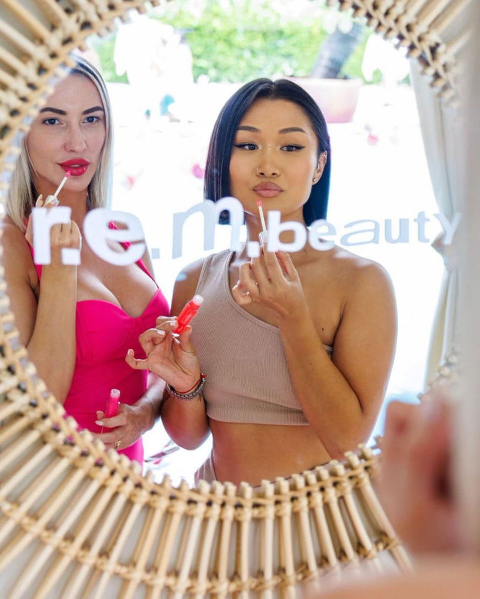TheSelrianaG's tweet image. 📲 @rembeauty had a pool celebration for #essentialdrip glossy balm in miami 💧🌴🍒