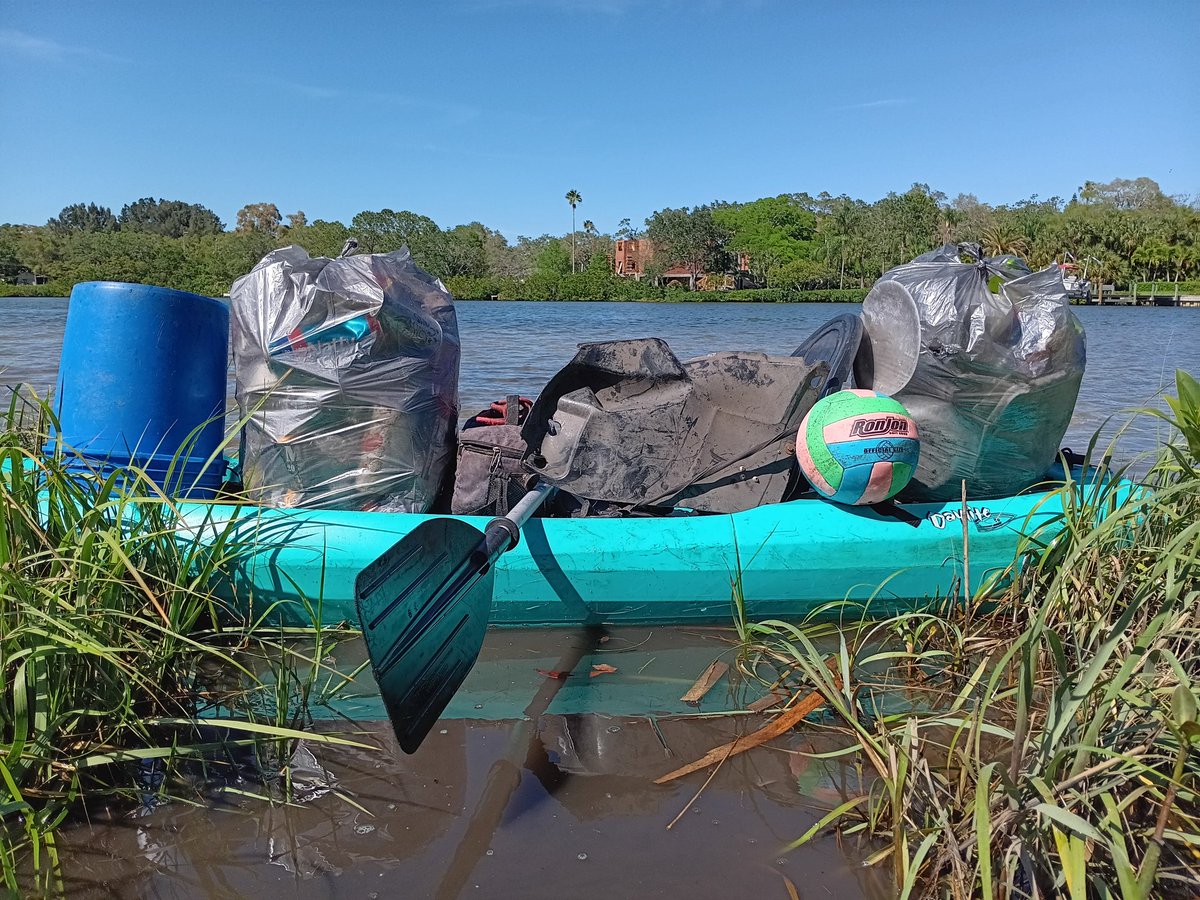 TJRPitt's tweet photo. ✌️ Earthcleanup bags of Litter removed today from Clearwater's Stevenson Creek including 25 plastic bottles &amp; 12 more plastic bags
+ a Volleyball &amp; some kind of car part.
A beautiful blue sky🌎kind of day😎 https://t.co/oMMqNnAl4T