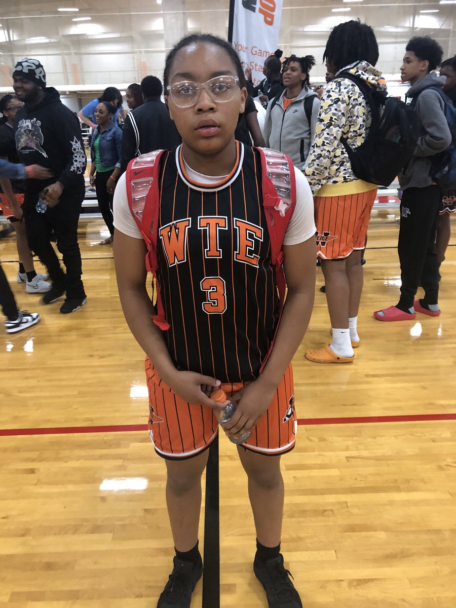 2027 G Jalyn Cross (Bolivar Central High School) with a dominant performance, pouring in 20 of her team’s 37 points, leading West Tn. Elite over Holiday Hoops. Nail biter of a game that came down to the final seconds! Great showing from both teams.