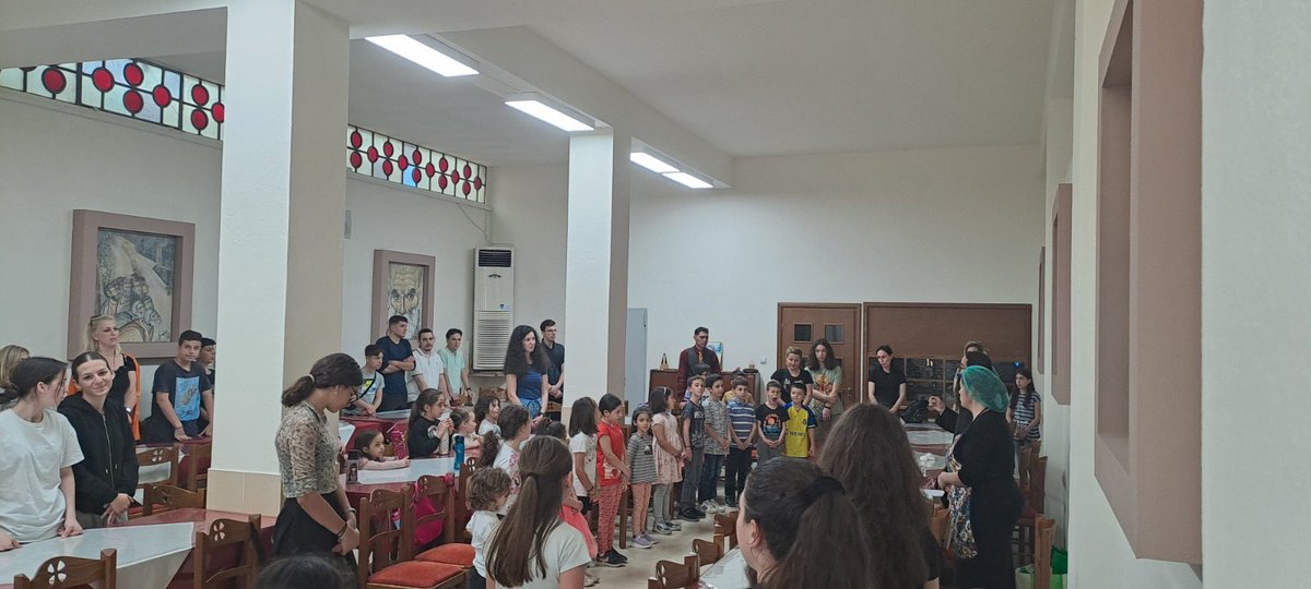 NeanikiEstia's tweet photo. Η κ. Πηνελόπη Μαραντέλου,
αγαπητή ενορίτισσα,
φορέας αυτής της λειτουργικής παράδοσης
μεταλαμπάδευσε στα παιδιά μας
-αγόρια και κορίτσια-
όλων των ηλικιών
τη λειτουργική παράδοση της εκκλησίας μας! https://t.co/VBvRMxOVMJ