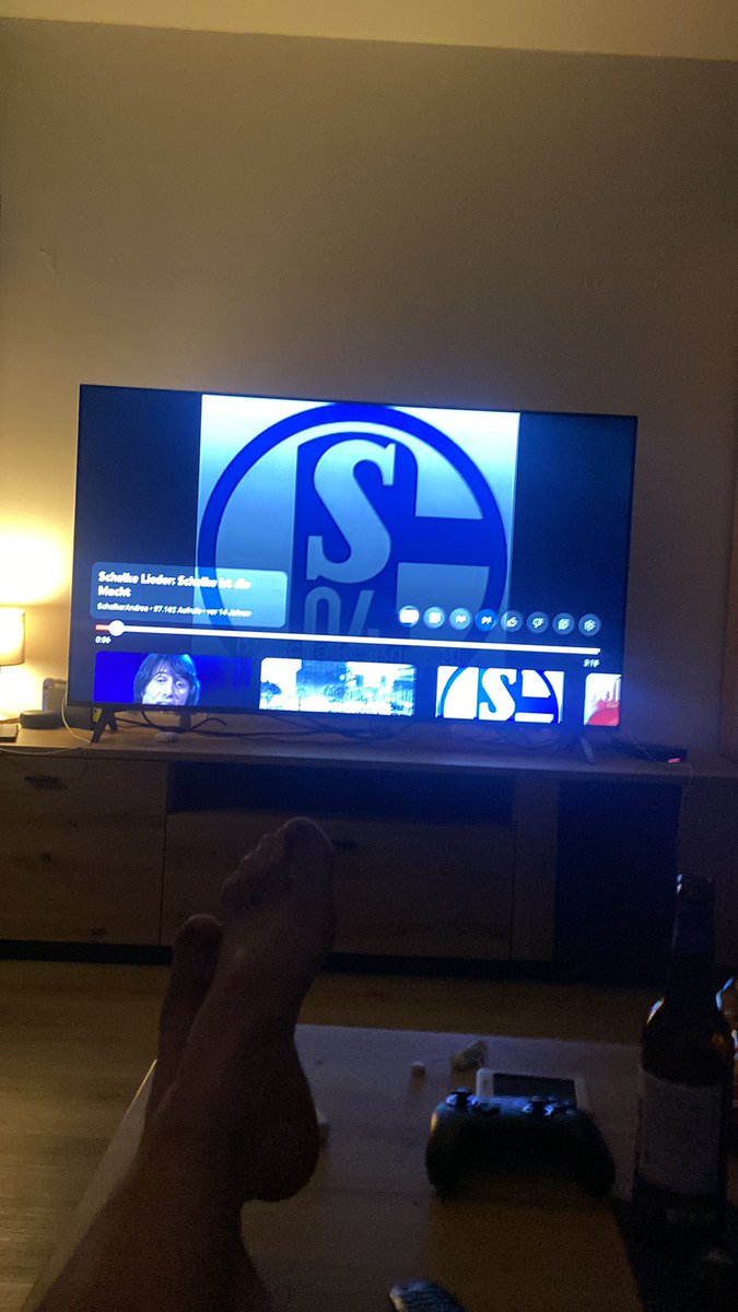 Based? Gratis Fußcontent für euch meine lieben 💙🤍
#S04 #S04FCN