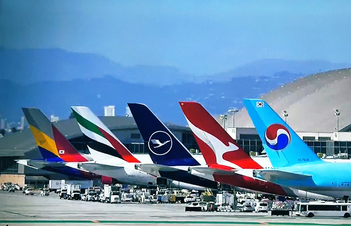 How’s that for a line up! 5 #Airbus A380s at #LAX courtesy of @LAFlightsLIVE . I think you’ll agree that is a thing of beauty! #avgeek #planespotting #Airport #Aviation #Tails