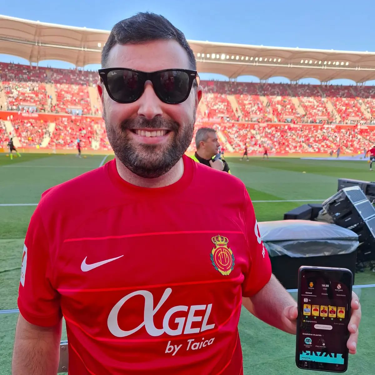 SergioXex's tweet photo. Una experiencia única e inolvidable gracias a @Sorare y al @RCD_Mallorca

Firmas, conocer jugadores, ver rincones del estadio que nunca había visto...♥️🖤

Y todo con mi persona favorita, @CarmenMaria_Or. Te prometo que conseguiremos tu foto con Valjent otro día.

#sorareontour https://t.co/NHFd7JeEv7