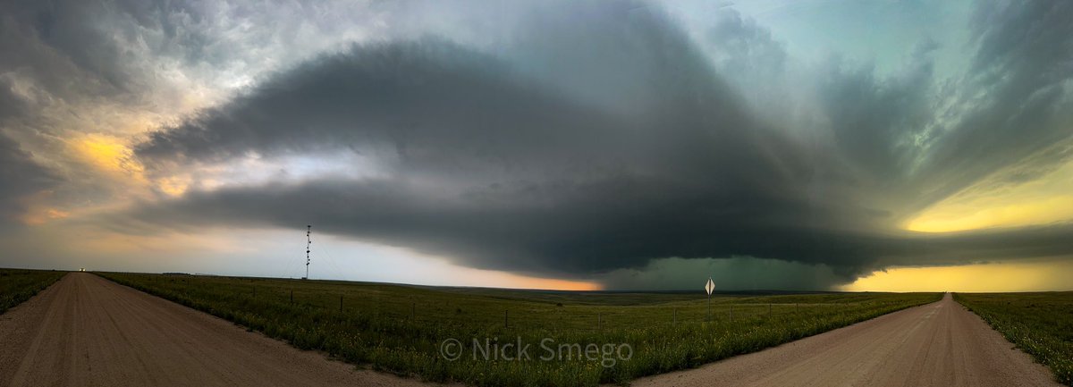 An awesome photo from the Yuma, CO storm as it moved south towards I-70! Thing had MASSIVE hail in it with a new state record for Colorado of 5.25”. @Dan_Fitts got that measurement, we both seemed to enjoy the core of that storm!  #cowx #wxtwitter