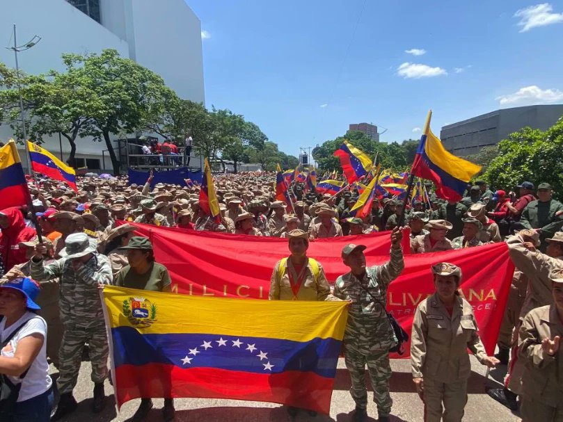 El Alto Mando de la Guardia Nacional Bolivariana, dice presente en la gran marcha de la Victoria Popular de la Revolución del #13Abr y en conmemoración del décimo quinto aniversario de nuestra Milicia Bolivariana ¡Seguimos Adelante!
#Todo11TieneSu13