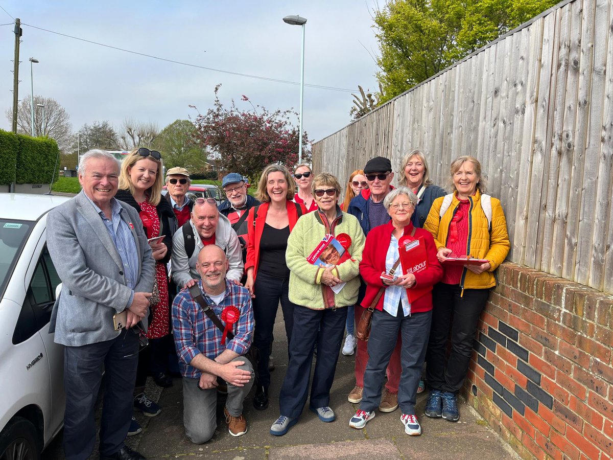 Huge thanks to everyone who chatted to us on the doorstep in #WorthingWest today ❤️ 

Lots of support for #Labour & requests to fix potholes (imagine if we had stable Local Gov financing & didn't have to drive/cycle on the surface of the moon! 👩‍🚀⚫️🚲🚗)

#lovewhereyoulive🌹