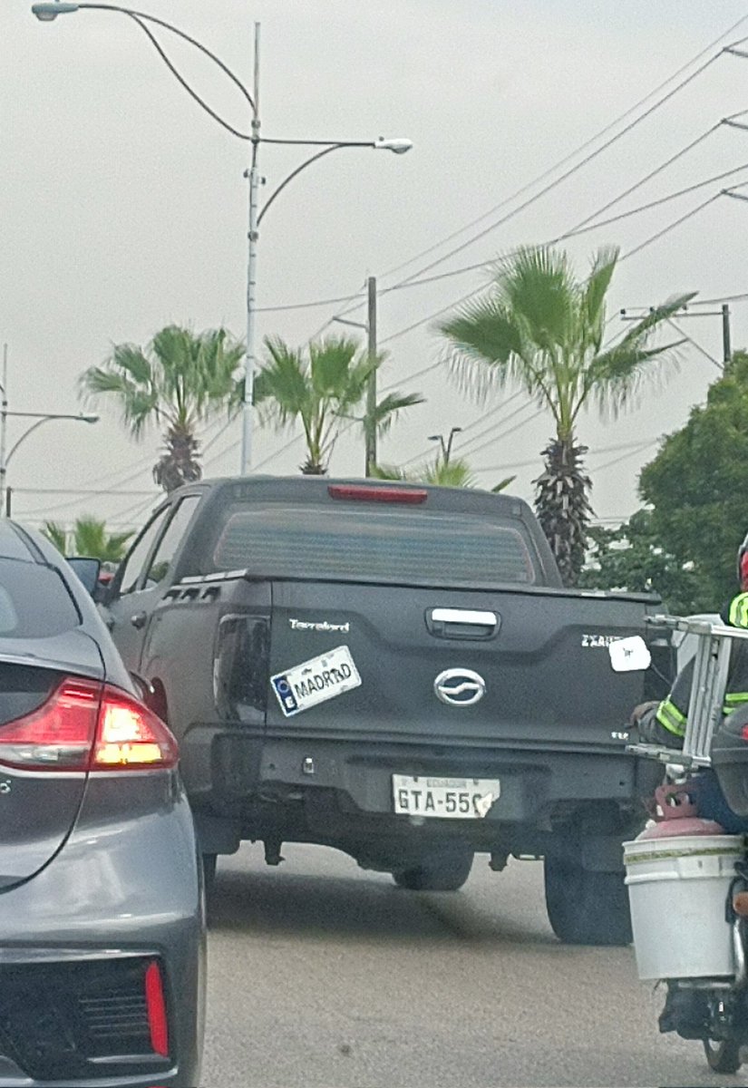 karla_caicedo's tweet photo. Carros con placa doblada o cortada para que no los identifiquen, paseándose por la Orellana sin que @ATMGuayaquil les diga algo
@pixel_onlines @EmergenciasEc @paultutiven @alcaldiagye https://t.co/lnsunfEhs2