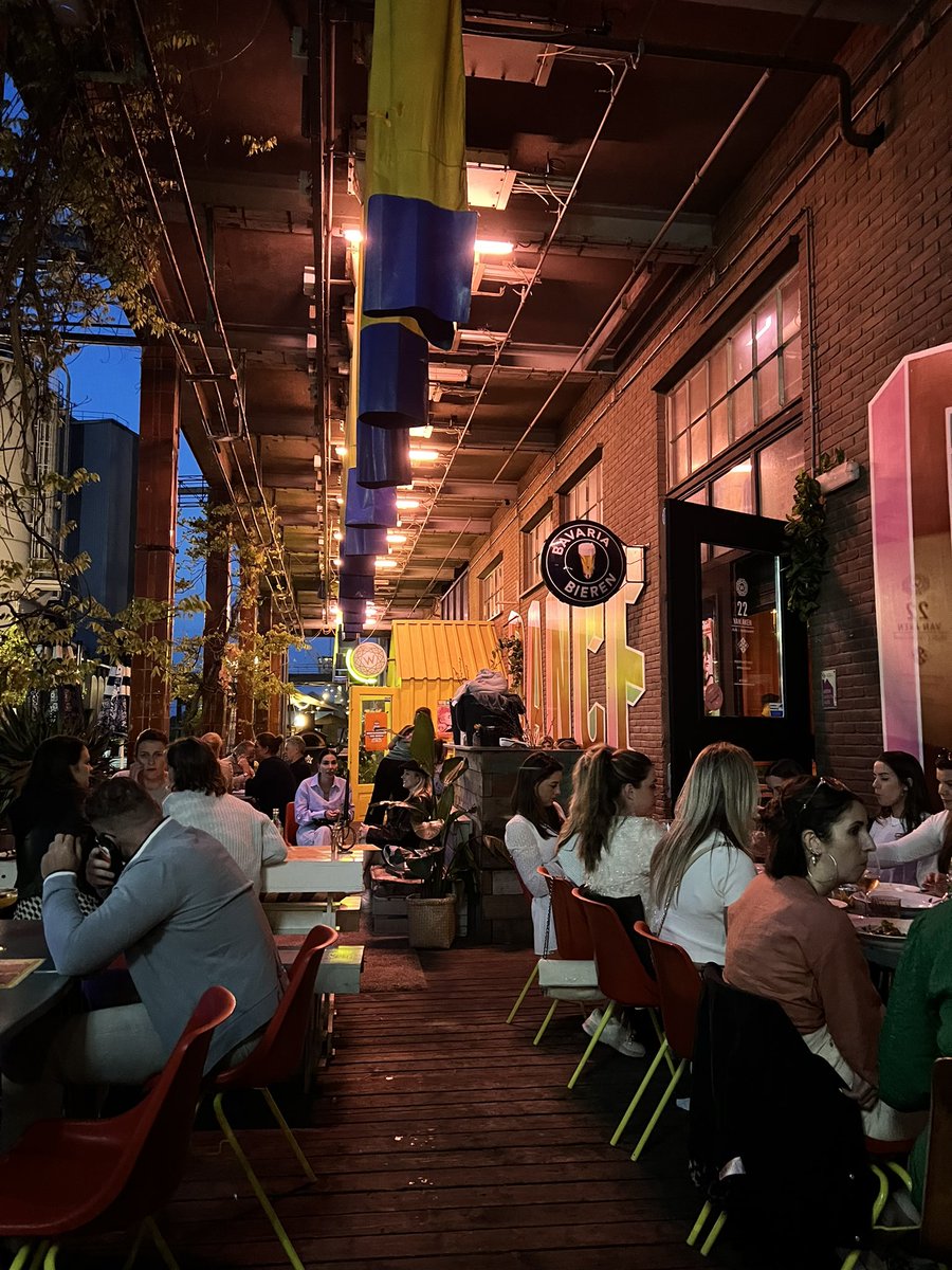 Gezellig borrelen op het urban terras <a href="/Van_aken_/">Van Aken in het Werkwarenhuis</a> <a href="/werkwarenhuis/">WERKWARENHUIS</a> #funpark