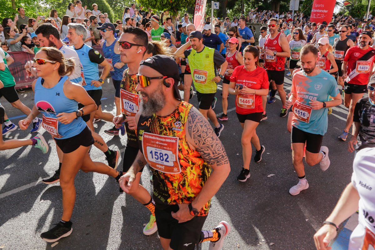 ayto_merida's tweet photo. 🏃‍♀️🏃‍♂️Unos 2500 atletas han participado, esta tarde, en la XVIII edición de la Media Maratón Mérida Patrimonio de la Humanidad organizada por @aapmerida que ha tenido como embajador al gran campeón Abel Antón #MMMérida2024 @GrupoCPHE https://t.co/UwU8vml3Ft