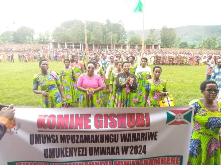 GitegaVuturaa's tweet photo. Kur'uyu 13/4/2024, hahimbajwe umusi mukuru w'umukenyezi komine #Gishubi. Haruhande yogutanga inkwavu, ibirori vyaranzwe n'umutima w'urukundo aho hasuhujwe abarwayi b'amikoro make mu kubaronsa imfungurwa,.
Mu nyuma, babandanirije gusuhuza abana b'impfuvyi baherutse kubura abavyeyi https://t.co/UYwtpvdlW8