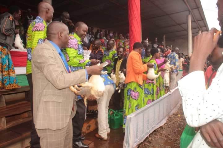 GitegaVuturaa's tweet photo. Kur'uyu 13/4/2024, hahimbajwe umusi mukuru w'umukenyezi komine #Gishubi. Haruhande yogutanga inkwavu, ibirori vyaranzwe n'umutima w'urukundo aho hasuhujwe abarwayi b'amikoro make mu kubaronsa imfungurwa,.
Mu nyuma, babandanirije gusuhuza abana b'impfuvyi baherutse kubura abavyeyi https://t.co/UYwtpvdlW8