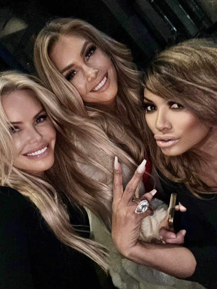 Hello New Jersey 😍 I’m having so much fun with these Baywatch babes ❤️ We’re all very excited to see some of you today! @GenaLeeNolin @TRACIBINGHAM 🥰 Happy Saturday! #newjersey #baywatch