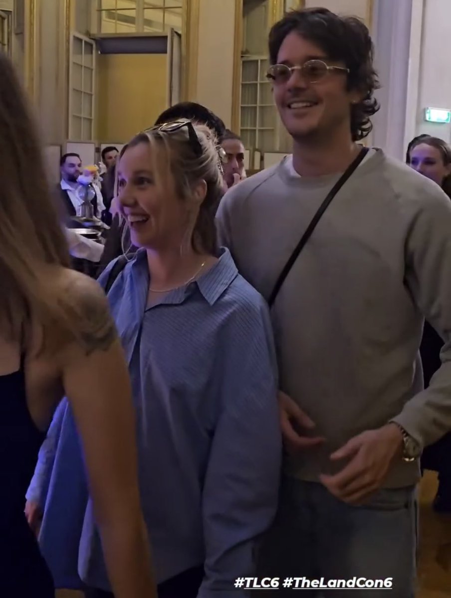 Still so happy to see these two back together for #Outlander #LaurenLyle #CésarDomboy   

📷: screenshot from video at thelandcon IGS