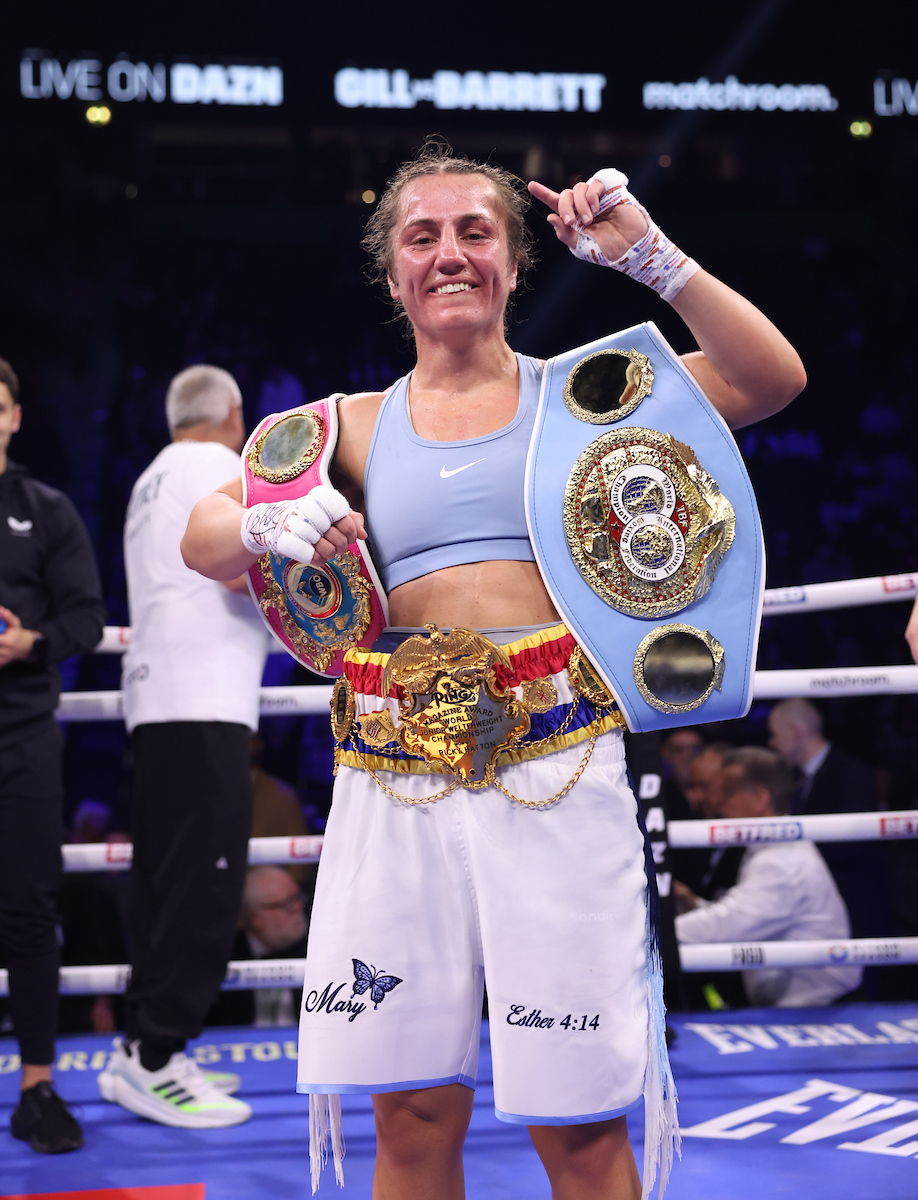 What a great story - the RING Magazine belt handed to @elliescotney_ was actually borrowed from the great Ricky @HitmanHatton for the occasion. He won it in 2005 from another great, @KostyaTszyu. A lesson in living legacy @dougiefischer! @ringmagazine @NYFights