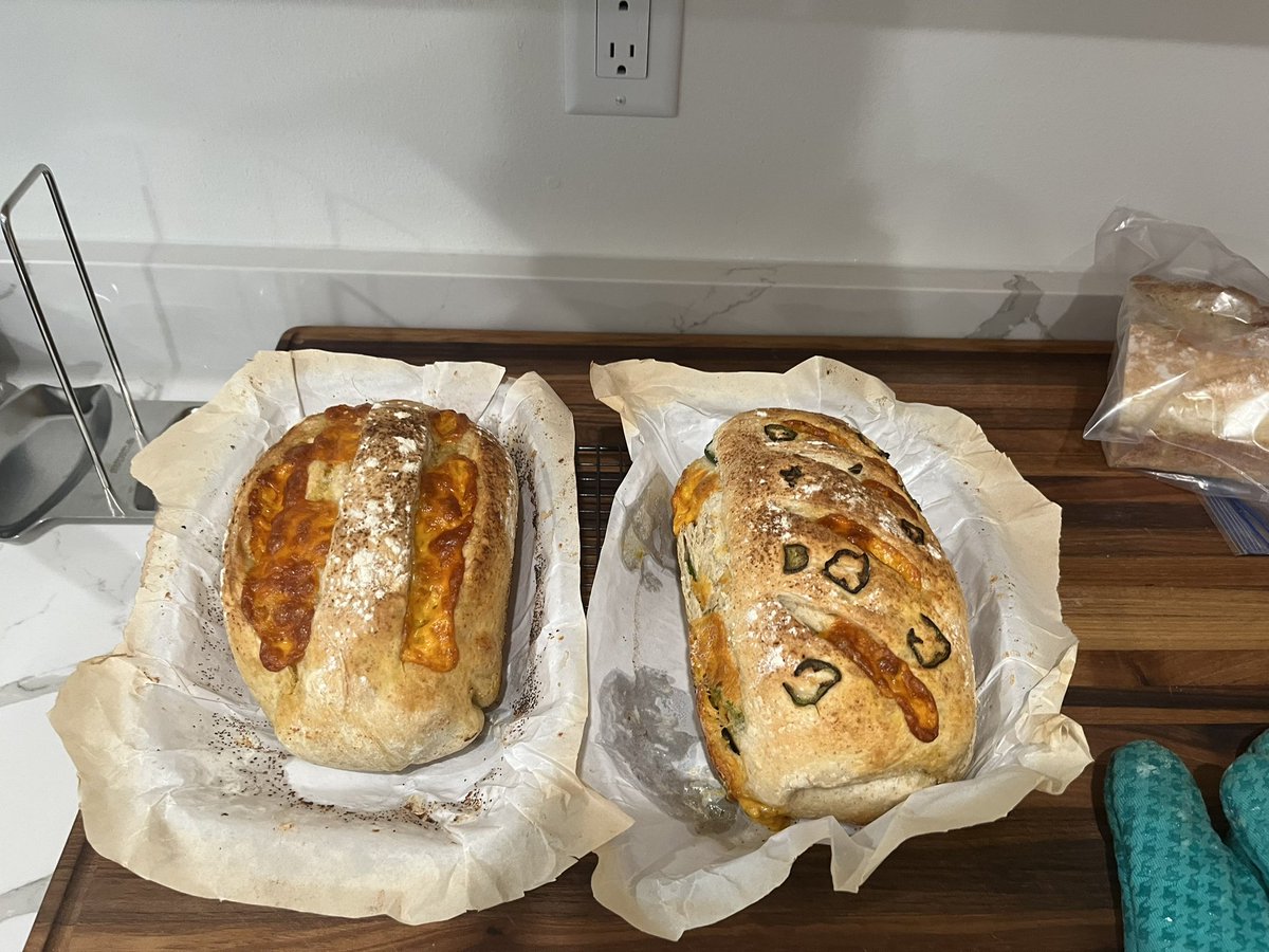 PBoogs8's tweet image. Day 1 to day 2. Jalapeño cheddar is $$$$  #ThatSourdoughLife