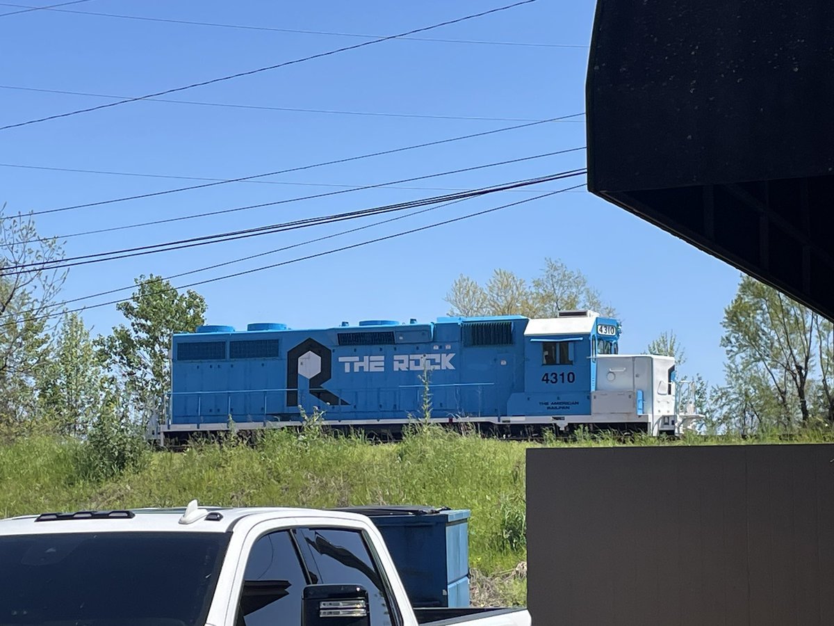 GrantWright8715's tweet photo. Rock Island and ex-CAGY locomotives at Clarksdale today
(4/13/24)
#RockIslandRail
#Columbusandgreenvillerailway 
#MississippiDeltaRailroad 
#CF7
#GP38 https://t.co/6QZOqBB7DK