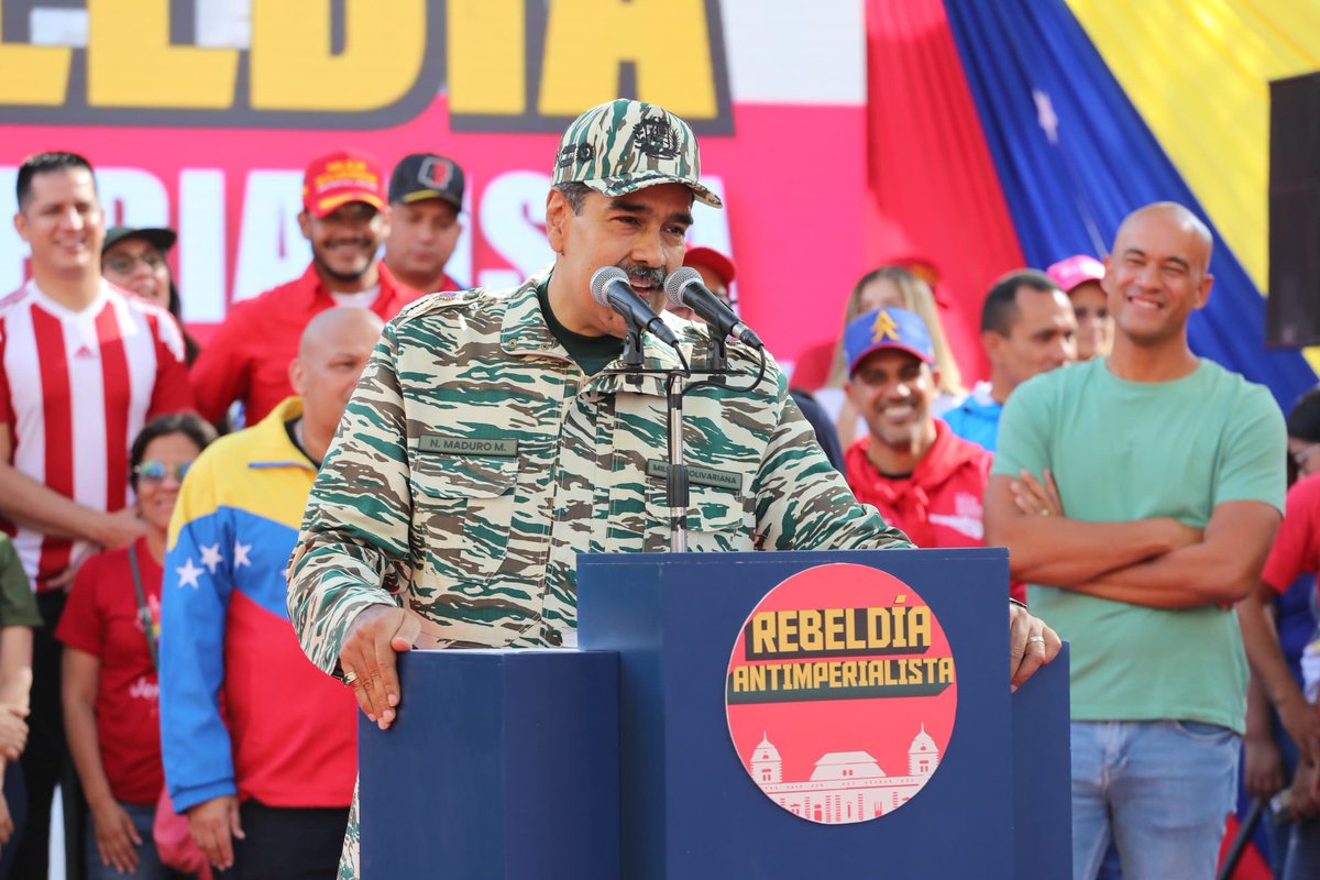 Con gran amor patrio, acompañamos a nuestro pueblo aguerrido y a mi CJ Presidente @NicolasMaduro, a la extraordinaria marcha de la Victoria Popular de la Revolución de Abril. ¡Aquí nadie se rinde! #Todo11TieneSu13