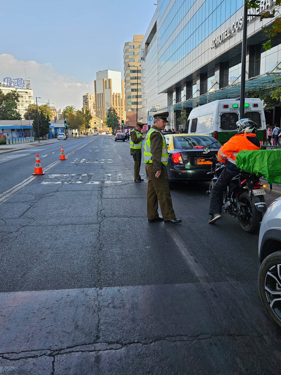 #Providencia: @Carabdechile de la 19ª Comisaría, realizan patrullajes preventivos y fiscalizaciones en las inmediaciones del Mall @costaneracenter con la finalidad de aumentar la sensacion de seguridad en la comuna.
#LaPreveciónEsNuestraEsencia.