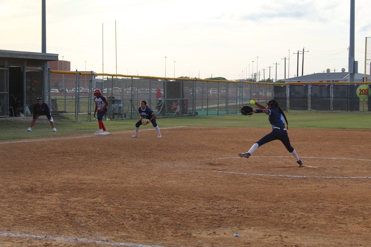 CatalinaRecio's tweet photo. Tough loss on the last district game against Vets. Got to see my girl in the ⭕️ one last time before freshman season ended. #4 #Pitcher #utility #JV1 #freshman #2027 #TigerSB🐯 #foreverherbiggestfan https://t.co/nWivTVrfyB
