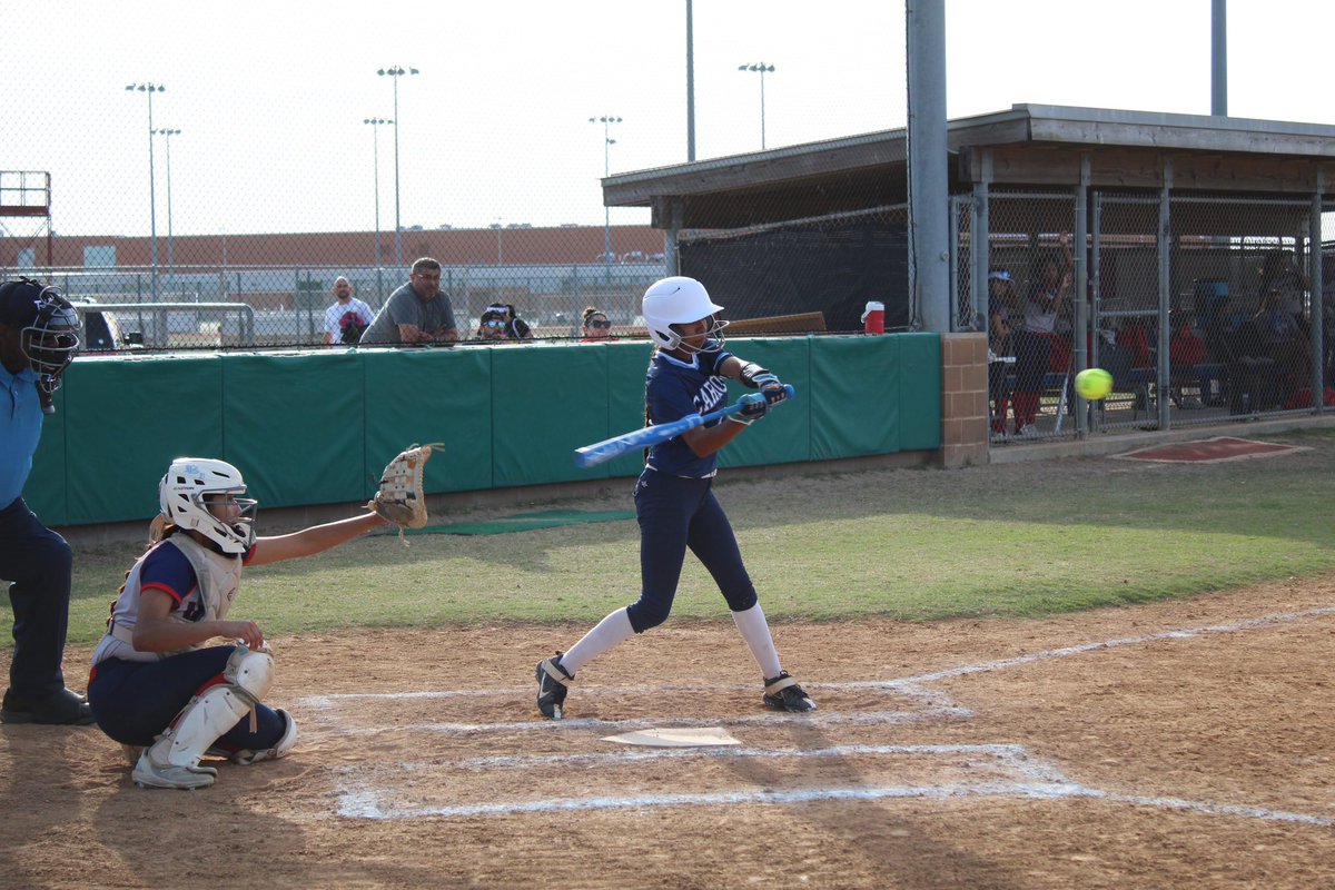 CatalinaRecio's tweet photo. Tough loss on the last district game against Vets. Got to see my girl in the ⭕️ one last time before freshman season ended. #4 #Pitcher #utility #JV1 #freshman #2027 #TigerSB🐯 #foreverherbiggestfan https://t.co/nWivTVrfyB