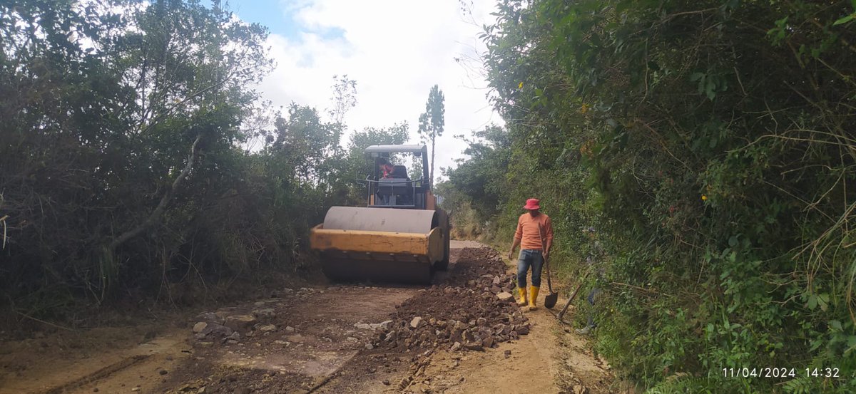 🚧 A través de #VIALSUR EP. y en coordinación con el Gad Parroquial de #Chuquiribamba trabajamos en el mantenimiento vial de esta querida parroquia. @mariomancino @majosogo1 @petorresbailon #SabemosTrabajar 🚜