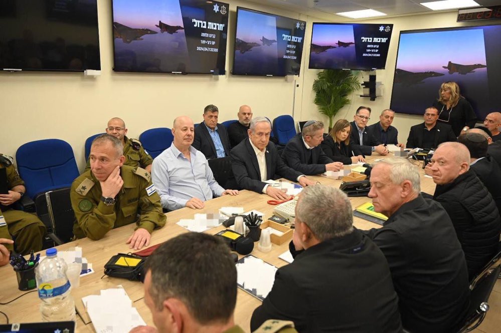 AlertaNews24's tweet image. 🇮🇱🇮🇷 | AHORA: 00:17 horas en Tel Aviv. Inicia la reunión del Gabinete de Guerra israelí con la presencia de Netanyahu.