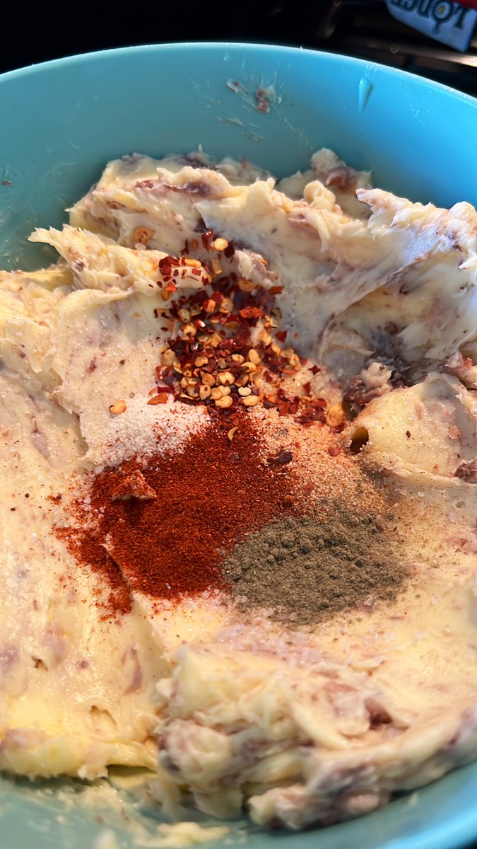 c_barn8's tweet photo. I’m going:
Salt
Pepper
Garlic Powder
Onion Powder
Cayenne Powder
Ancho Chili Powder
Smoked Paprika
Crushed Red Pepper
Ground Sage
#BoneMarrow #CompoundButter https://t.co/mBQTccAeJm