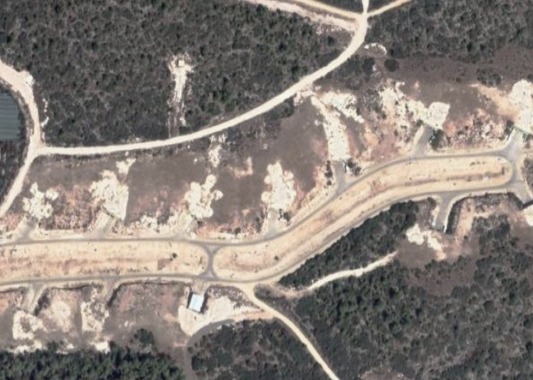 winkelsdorf's tweet photo. Übrigens wird gerade eine Atommacht im Nahen Osten angegriffen

Wann talkshow über die "Eskalationsdominanz Israels"?

Hier mal Bilder der Basis in Sdot Micha, dürften die Raketenbunker sein 1/x https://t.co/tMVr7QbEi1