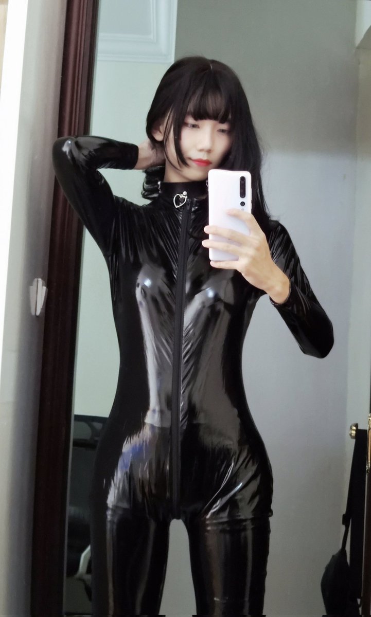 x7srr's tweet photo. 尝试一下紧身衣皮衣，听说你们都喜欢这样的？ 如果是胶衣也许会更好。#latex ＃胶衣 #男の娘 ＃女装 https://t.co/NEWqLc7y2m