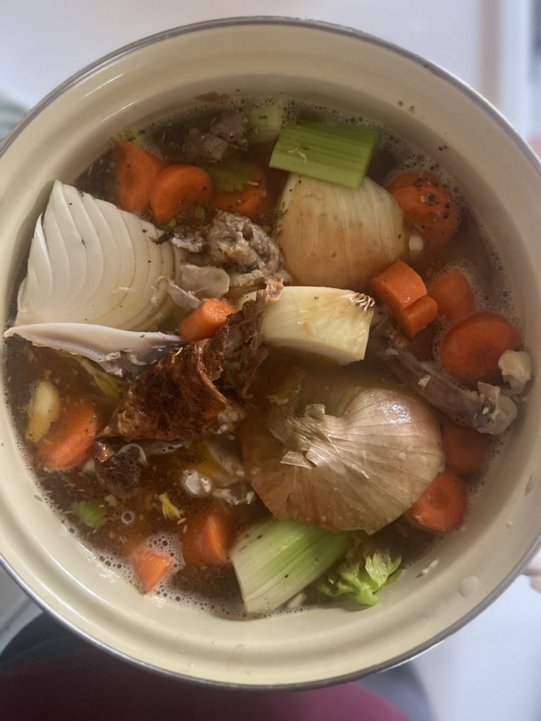 Cold rainy day on the central coast. Perfect day to make chicken stock👨‍🍳🔪