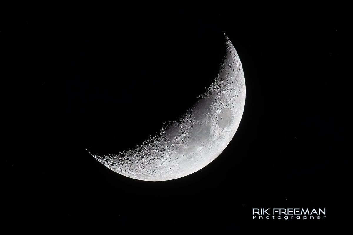 Evening all... Not posted much the last few days due to being super busy... Tonight I could not resist it. Had to be done... Tonight gorgeous Moon Over The Midlands.
@CanonUKandIE @neewerofficial @EOSmag @MoonHourSocial #LiveforTHeStory #ShotOnCanon #Stormhour