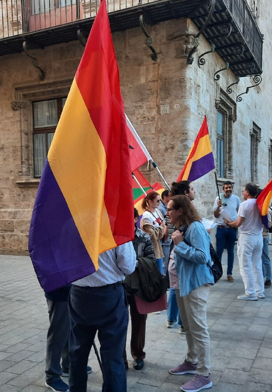 GuerrasMalditas's tweet photo. #PerLaRepública #TerceraRepública #BorbonesParasitos.
Concentración por la 3ª República
Este 14 de abril se cumplen 93 años de la proclamación de la II República española. Hemos salido a la calle a conmemorarlo y pedir el fin de la monarquía corrupta en España! https://t.co/gWBK7tTcIi