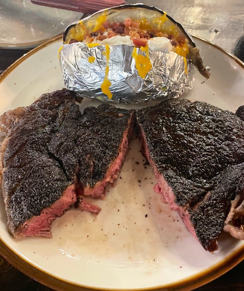 Saturday dinner!🥘 😋
If you order your
steak cooked more than this, you're a p*ssy 😜😘