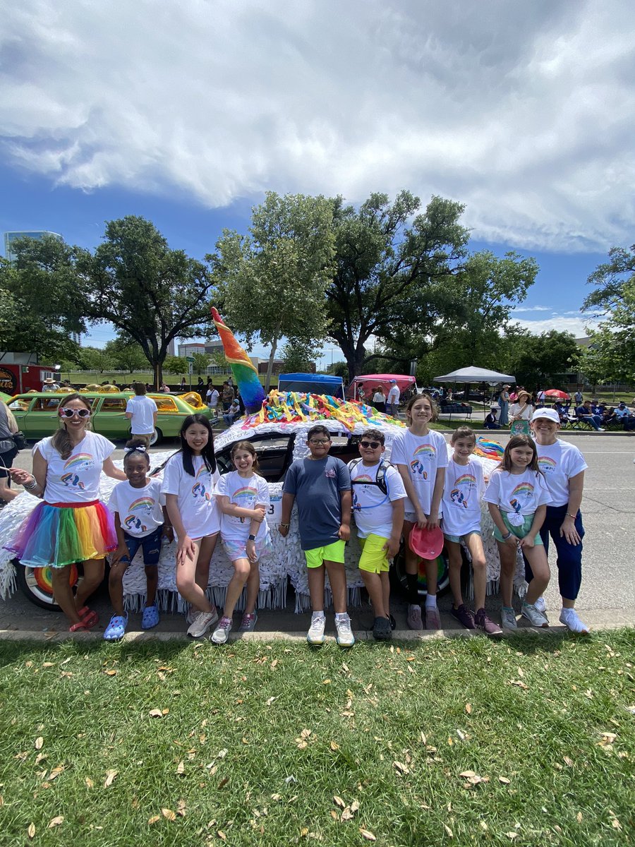 DebbieDoesArt's tweet photo. 🦄We had a great time! Thank you Horn artists who joined for the ride and thank you to all of our student artists who contributed to our masterpiece … which is the entire school 🤩🦄#houstonartcarparade
@hornelem @chandelart @OrangeShow https://t.co/wWh2IKzrwH