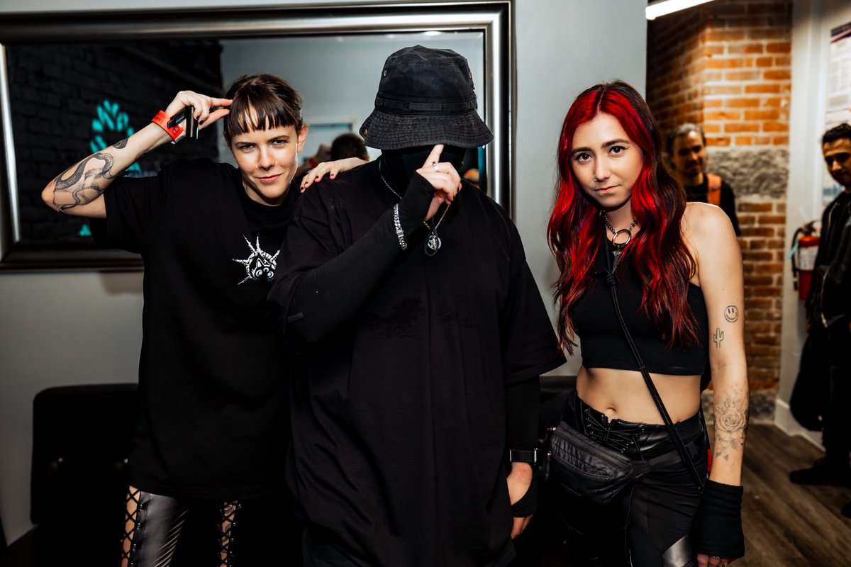 GRAVEDGRMUSIC's tweet photo. LOS ANGELES I ONLY HAVE DEMONS ON MY SHOULDERS TONIGHT 😈🪦

https://t.co/0kWPj2XpRP https://t.co/c9XzzQIBoq