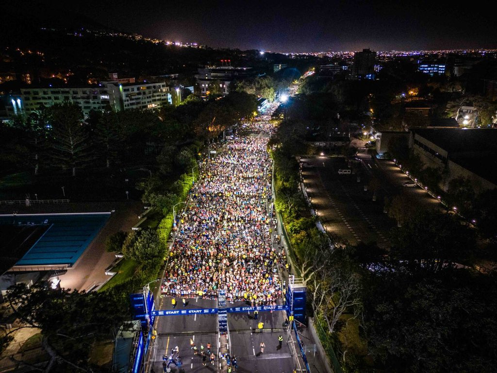 2OceansMarathon's tweet image. Good morning from your #TTOM2024 Half Marathon start line - CONQUER THE CURRENT! #Totalsports #MoveYourMind 

TITLE SPONSOR @TotalsportsSA #Totalsports 
@heart1049fm Official Radio Partner #CapeTownsBeat #HeartFM  
@KiaSouthAfrica Official Vehicle Sponsor
#MovementThatlnspires